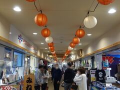 　時間は10時35分。帰りの列車まで１時間少々となりました。ちょっと早いですが、昼ご飯を食べに、勝浦漁港にぎわい市場へ。