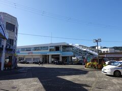 　紀伊勝浦駅は橋上駅舎ではないけれど、２階に改札口がある、ちょっと都会風のスタイル。