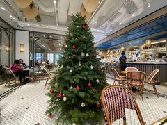 店内中央に、どーんとクリスマスツリー
