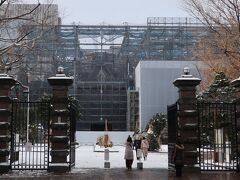 ＜北海道庁旧本庁舎＞
ただいま絶賛改修中。
このあと、養生シートが北海道庁の絵になったとニュースで聞いて見たかったな～