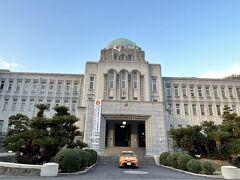 その愛媛県庁ってこんな洋風建築でおしゃれ☆
みきゃん色の車が停まってるのもナイスですね(^_^)