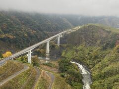 橋には歩道もあるので、中間地点まで行ってみました。
天気が良ければ、素晴らしい眺望だと思います。