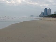 朝食前にビーチに行ってみました。ホテルからGrabで25kドン。オフシーズンなので海の色は汚いし波はめちゃくちゃ高いけど、ビーチの砂浜はかなりきれい。
