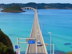 そして、坂の上から見ることができた景色がこちら！
そうそう、この景色が見たかった！
日本海とは思えない、まるで南国に来たかのようなコバルトブルーの海。
太陽光の強い、春から夏に来たら、もっと輝いていたに違いない。