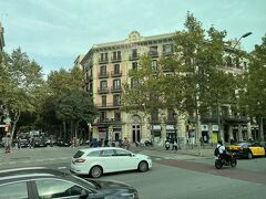 バルセロナ到着。
市内まではバスで移動。
近代的すぎないヨーロッパの街並みが見えてきて心が和みます。