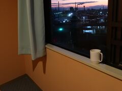 こんな風に窓辺に椅子を置いて、至福の時間

ちなみにカップは（コーヒーも）持参したもので、このホテルは湯呑しかありません（お茶すら無い清々しさ）。