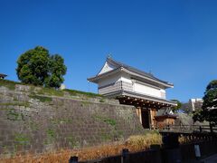 鹿児島城は標高107mの中世上山城跡(城山)の東麓に、島津家久が1601年(慶長6)に築城を開始し、約10年かけて完成させた平城です。
