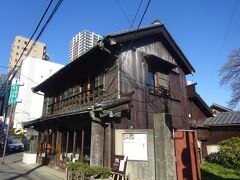 青山茶舗（江戸時代末期の創業）奥に蔵の喫茶店「楽風」で各種日本茶が飲めます。