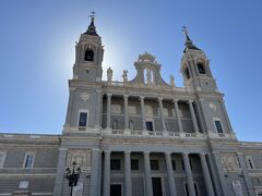 王宮に並ぶアルムデナ大聖堂。
「王宮だ？聖堂だ？笑わせるな！盗人ばかりだろう！」
なんて思って撮影してました。
