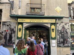 マヨール広場そばの有名なチョコテリア、サン・ヒネス。
スペインでは朝からチョコラテとチュロスを食べてたりするので、結構なお年寄り夫婦なども並んでます。
私たちはホテルの朝食でいつも並んでいるのでパス。