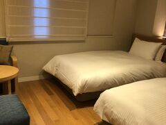 今回初めて泊まる西鉄グルーム博多です。
ツインのお部屋はあまりないようで、しかもエレベーターから一番遠い廊下の一番端です。