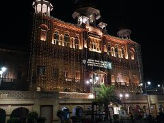 近くのシーク教徒のグルドワラ シス ガンジ サヒブ寺院 Gurudwara Shees Ganj Sahibもディワリを祝います。