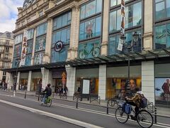 C&A　
オランダの多国籍小売衣料品店、ヨーロッパの本社はベルギーのビルボールデとドイツのデュッセルドルフにあります。多くのヨーロッパ諸国に小売店があるようです。