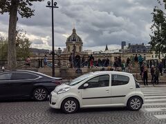 ポンデザール（Pont des Arts）
ルーヴル美術館とフランス学士院を結ぶ美しい橋です。