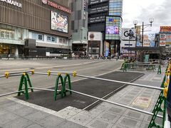 なんば高島屋とマルイの間、タクシー乗り場が有ったとこは
全て車とか入って来られない様になってました。
昨日はステージを作り幕で囲って、アイドルちゃんかな
ショーステージイベントみたいなのが開催されてました。