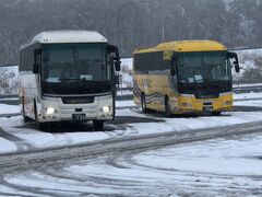 　今回は高速バスで名古屋往復します。
　途中のひるがの高原サービスエリアで休憩、少し雪が積もっていました。
　ちょうど加越能バスとイルカ交通バスが並んでいます。
　加越能バスの名古屋（ミッドランドスクエア前）到着予定が10:45、イルカ交通のほうは10:55となっています。