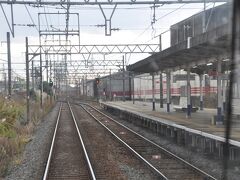 　先ほど下車した益生駅通過、下り線には通過線があり、優等列車はホームの無い線路を通ります。