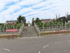 蒋介石像を挟んで左が淡水館、右が海水館