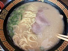 空港ではラーメンのお昼ご飯を食べる予定だったのにお土産とか買ってたら全然時間ない（汗）
急いで保安検査通過して、オムツ替え…あれ？オムツ替えの前に一蘭のラーメン屋さんあるね！！「パパだけでも食べておいでー」と言って送り出し。私も一口もらったけど、予想していたthe博多ラーメンという味で期待を裏切らない美味しさでした♪
ラーメン食べてる間に売店で子供達のお昼ご飯調達。そして搭乗口行ったらギリギリ優先搭乗に間に合った！！！^^;