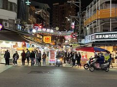 バスで40分ほどで逢甲夜市に到着しました