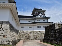 富山城
富山市郷土博物館。
富山城内にある城風の建築だが、史実に基づいて建てられたものではない。
歴史的価値は無い筈だが、建てられてから大分経つので、近代建築として文化財扱いに。
