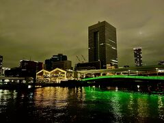 観光クルーズのシンフォニーが出港する桟橋ですね。
すんごく前に会社の夏のイベントで利用したことを思い出しました。