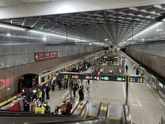 中正紀念堂駅からライトレールの始発駅の紅樹林駅へ向かいます