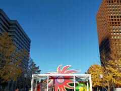 今回のツアーも東京駅丸の内集合。
昨日、ハプニングがあったので今日は早めに出たためかなり早く到着。
丸の内の撮影してみました。
丸ビルと新丸ビルの間ではヴィトンのオブジェがありました。