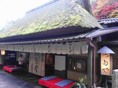 鳥居の向こう側にはつたや。

こちらも４００年前から、愛宕山に登る人たちにお茶を出してきたお店だそう。