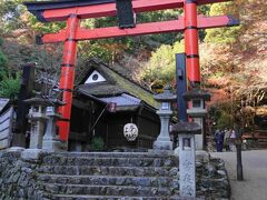 一の鳥居と、その奥の平野屋をもう一度眺めて。