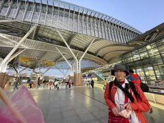 以前、台中駅を通ったとき、その駅舎のレトロな風情に感動した。
今回、台中駅に降りてびっくり！
なんちゅうフューチャーな駅舎なんじゃ～
３階のホームを覆うアーチが、駅前広場まで続いている。