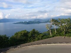 十和田湖は半世紀以上前に修学旅行で来たきりです。東京⇒北海道は航空機移動が主流なので、経路的にも立ち寄りづらい場所です。今回の行きルートの目玉ですが、岩手側から行くのも初めてで、国道ですがかなり狭い隘路を通ります。十和田湖を眺めるの最高の場所がこの発荷峠展望台です。クルマでの観光ならではの眺めです。