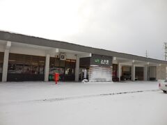 　上川駅にやって来ました。上川も雪が多いですね。上川駅は、層雲峡温泉への玄関口ですが、閑散としていました。
　こんな上川駅ですが、子どもの頃は憧れの駅でした。と言うのは、私の郷里の駅は、無人駅で特急が通過する駅でした。上川駅は、駅員がいて特急も停まる駅。羨ましかったです。