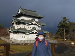 曳家後（移動した）の弘前城天守閣は真っ黒な雲を背景に
光の中に蜃気楼のように佇んでいました。
黒色と白壁のコントラストがこの世のものでは
ないような雰囲気を醸し出しています。