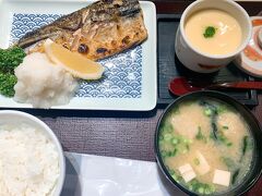 福岡空港から地下鉄で移動し、駅ビル（？）の「海鮮丼　日の出」というお店でランチを食べました。これは塩サバ定食です。