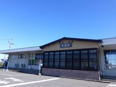 象潟駅：駅舎左横、路線バス停。九十九島を見るために、道の駅『ねむの丘』へ向かいます