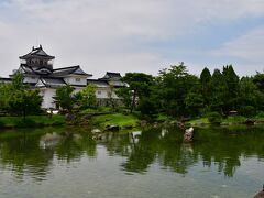 富山城
公園内の池から望む。