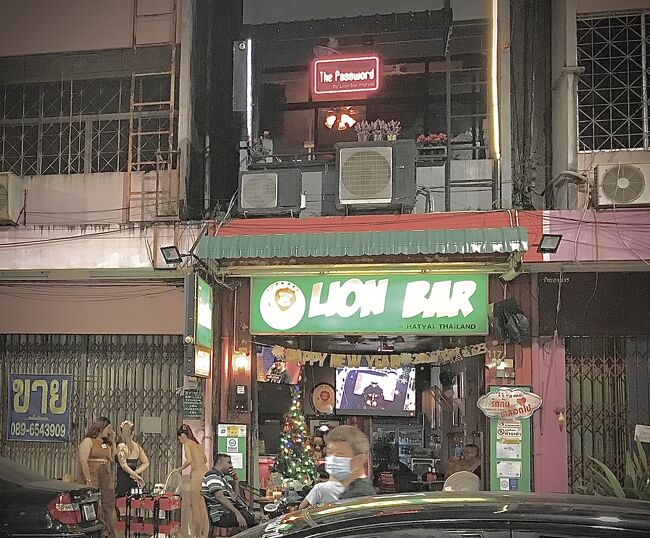 駅から少し離れた所には、ポツンポツンと夜の営業をしている店もありました。