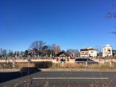 石田寺を出て、甲州街道の日野バイパスを西へ向かいました。
通り沿いにある安養寺は、日野七福神巡りで毘沙門天を祀るお寺になっています。
バイパスに面した墓地があり、その中に毘沙門天の赤い幟がたくさん立っていました。
