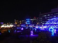 赤レンガ倉庫の向かいにある公園
新港中央広場はブルーの光になっていた
ブルーライトヨコハマ♪