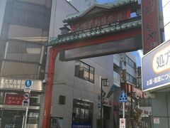 駅前に入口がある、高幡不動尊の参道へ向かいました。
入口には赤い柱の櫓が建ち、その向こうに境内があることを示しています。
両側に商店が並ぶ、歩いて数分の参道を抜けると、川崎街道を挟んで境内があります。
