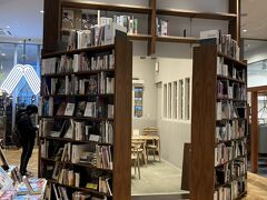 「マチニワ」の後方には「八戸ブックセンター」。なかなか凝った作りです。

店内でドリンクを購入し、飲みながら本を見ることができる公営書店です。