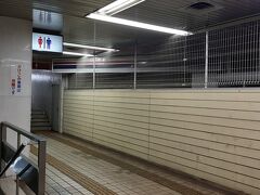 かつての空港へのアクセス駅・東成田駅で下車。

トイレの右側に、かつては営業していたと思われるキオスクの跡がありました。