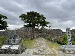 移動して今帰仁城へ　世界遺産構成資産で100名城である
三山時代に北山王が拠点とした地であり、1416年(1422年?)に第一尚氏に滅ぼされ琉球統一後は監守が置かれた
そして1609年に薩摩軍により城は炎上した(すでに逃げ落ちて誰もいなかった)