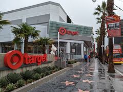 その足で「Target」に行きます。
雨、もうすぐ止むかな・・・。
