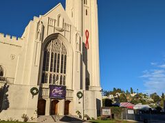 「Hollywood United Methodist Church」
OvationHollywoodの裏手、Franklin Ave沿いに建つ教会。
ここは有名な映画のロケ地で、「バックトゥザフューチャー」や「天使にラブソングを」にも登場します。
