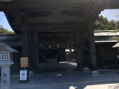 写真取る時間なくていきなり宗像大社　辺津宮です。

10時15分　福岡空港着～早歩きで移動
10時30分　地下鉄福岡空港発～35分博多駅着
急いで乗り換え、駅構内のコンビニでパンを買う。
10時42分　博多駅発～東郷駅11時23分着
11時27分　西鉄バス東郷駅発～宗像大社40分着

飛行機がもう少し遅れてたら間に合わなかったです。
タクシーもありですが、
1人で安く行きたい場合はこれが最速だと思います！