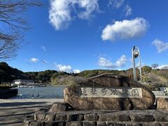 旧東海道から２００メートルくらい外れて「蓮華寺池公園」まで来ました。
藤枝市のシンボルのような存在です。