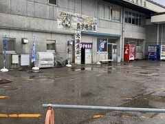 東京駅6：16発～高岡駅～10時過ぎ氷見着

高岡駅に着いてから電車よりバスの方が早く着くと気付き急遽高岡駅からバスで氷見漁港に向かいます。
この日は雨が降ったり止んだり。
前日に日本海側大雪と天気予報で見て覚悟してたのですが、雪じゃなくてよかった。
バス停から10分ほど歩いてお目当ての氷見漁市場に着きました。