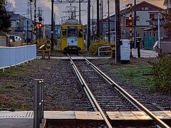 西新湊停留所で降りてみました(^^)

乗ってきた電車を見送る時に、遠くの立山連峰が巨大に見えました(*´∀｀*)